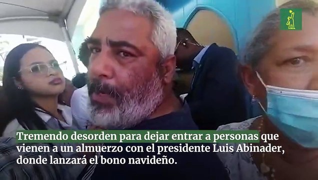 Tremendo desorden para dejar entrar a personas que vienen a un almuerzo con el presidente Luis Abinader, donde lanzará el bono navideño.