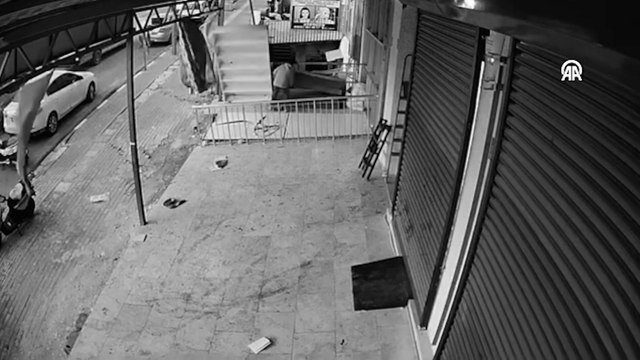 Rafın altında kalmaktan son anda kurtuldu