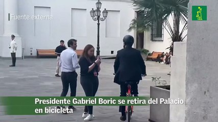 Presidente Gabriel Boric se retira del Palacio en bicicleta
