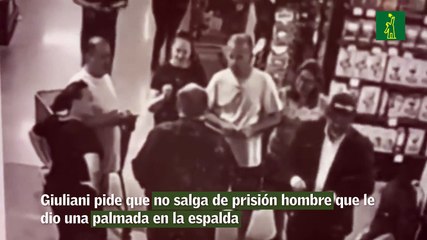 Giuliani pide que no salga de prisión hombre que le dio una palmada en la espalda