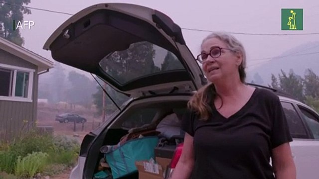 Bomberos luchan contra incendio forestal que amenaza ciudad en California