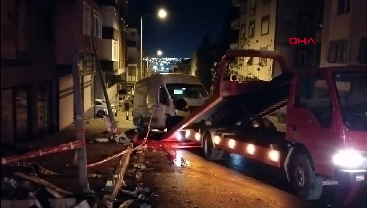 Buca'da otomobil ile minibüs çarpıştı: 2 ölü!