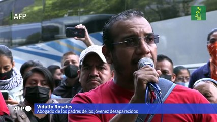 11 policías heridos en protesta por desaparición de 43 estudiantes en México