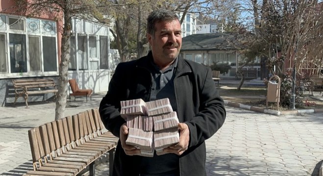 Yanlışlıkla hesabına yatırılan 1 milyon 152 bin lirayı sahibine teslim etti