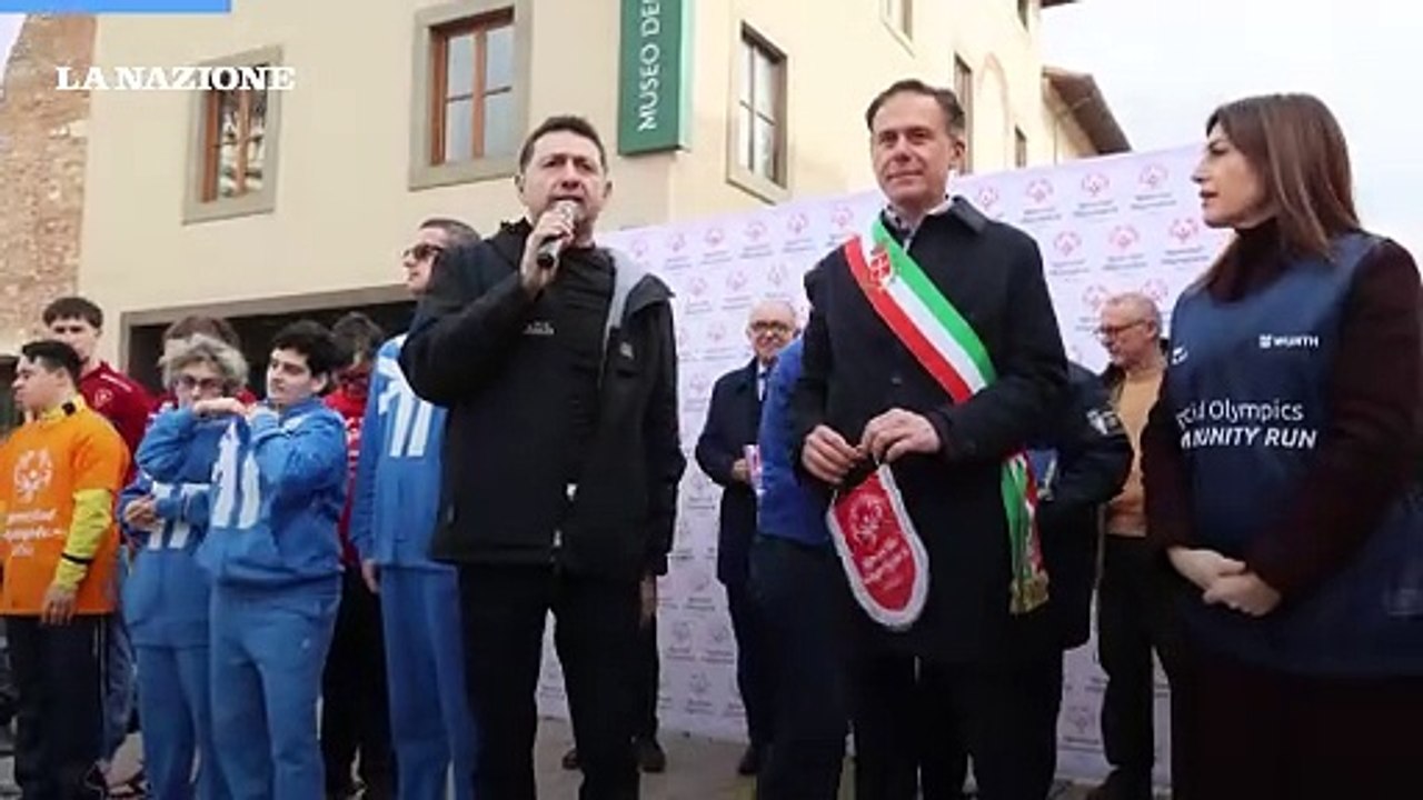 La torcia olimpica degli Special Olympics sotto la Torre di Pisa