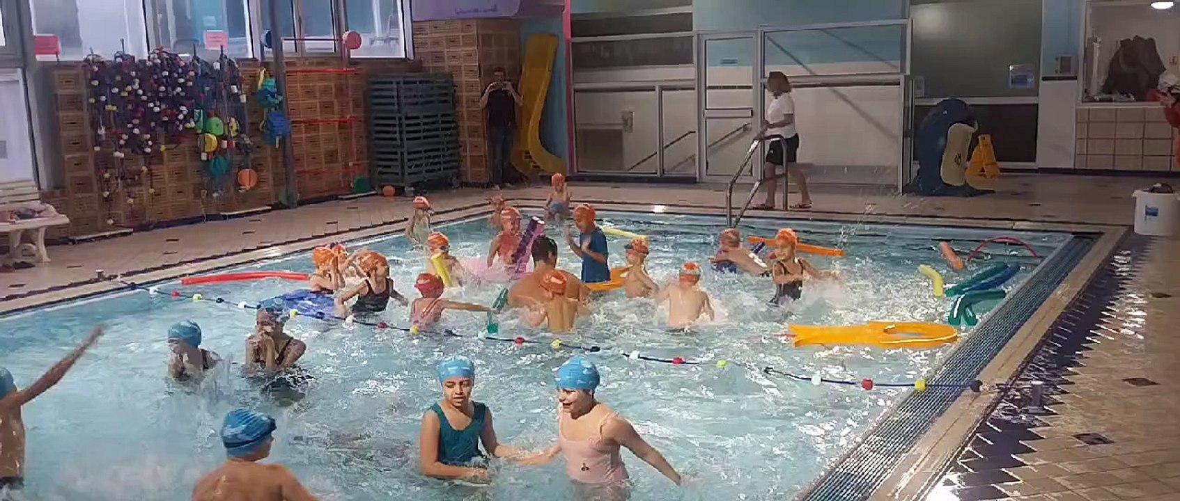 L'athlète olympique Pacôme Bricout à la piscine de Pierrelatte au milieu des futurs nageurs.