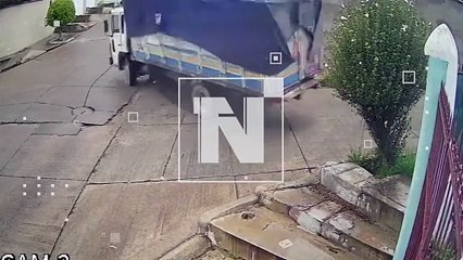 VIDEO: Camión fuera de control arrasa con aceras y árboles en la zona norte