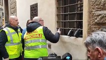 Firenze, al via la rimozione forzata delle keybox: si parte dal centro con cesoie e cacciaviti (e c'è anche Funaro)