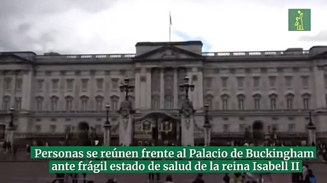 Personas se reúnen frente al Palacio de Buckingham ante frágil estado de salud de la reina Isabell II