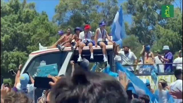 Marea humana recibe a Messi y los campeones del mundo en Argentina