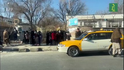 Guardias armados impiden a mujeres entrar en universidades de Afganistán