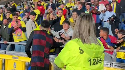 Pedri recibe el cariño de la afición de Las Palmas