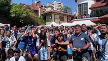 Hinchada argentina celebra el triunfo de su selección en el Mundial
