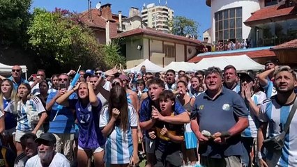 Hinchada argentina celebra el triunfo de su selección en el Mundial