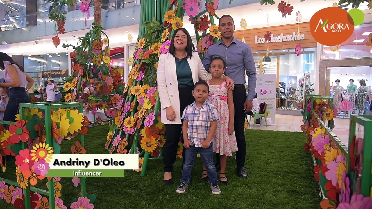 Andriny D’ Oleo apoya en familia el Árbol de la Esperanza