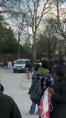 Des vendeurs à la sauvette à la Tour Eiffel attaquent des policiers et les font fuir