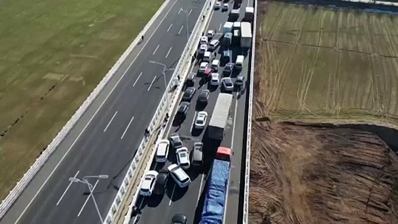 Choque de cientos de autos en una carretera de China