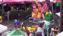 Hinchas brasileños celebran la clasificación a octavos del Mundial de Qatar 2022