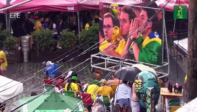 Hinchas brasileños celebran la clasificación a octavos del Mundial de Qatar 2022