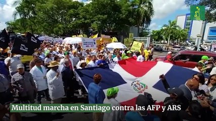 Multitud marcha en Santiago contra las AFP y ARS