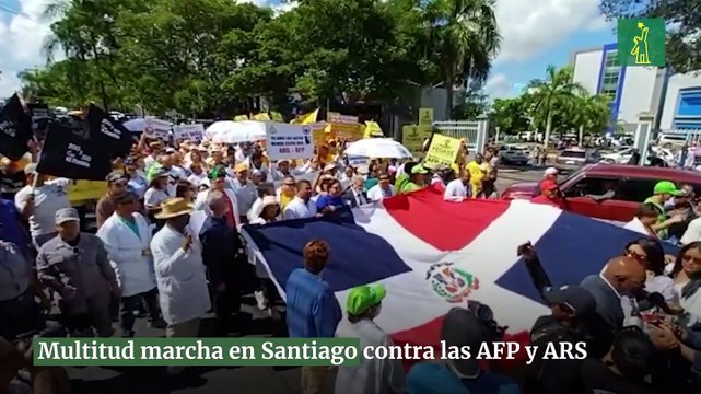 Multitud marcha en Santiago contra las AFP y ARS