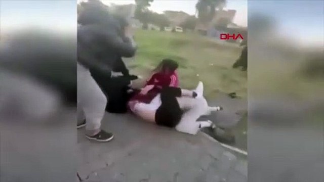 Akran zorbalığı! Kız öğrenciler parkta tekme ve yumrukla birbirlerine girdi
