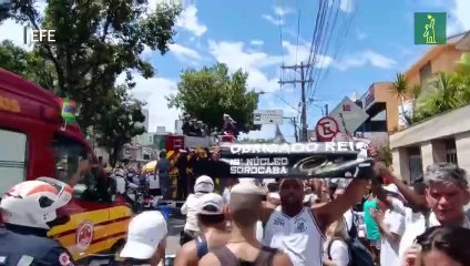Cortejo fúnebre de Pelé sigue su emotivo recorrido por las calles de Santos