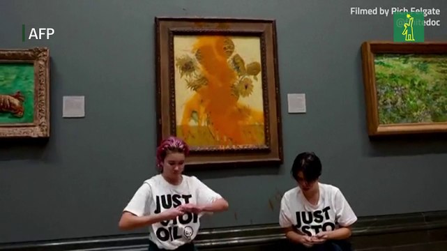 Dos ecologistas arrojan sopa de tomate al cuadro Los girasoles de Van Gogh