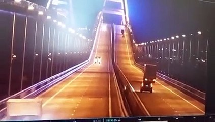 Explosión De Camión Kamikaze Destruye Puente