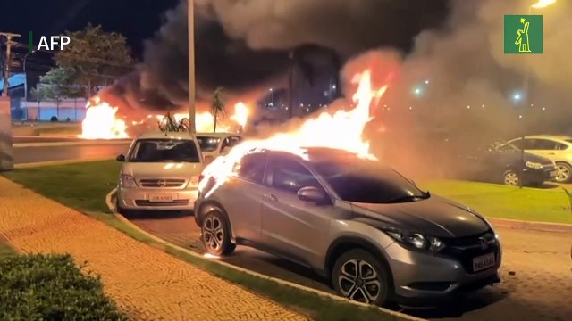 Manifestantes bolsonaristas chocan con la policía e incendian vehículos en Brasilia
