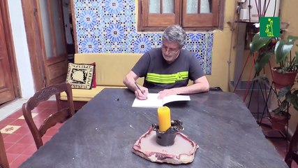 Julio Rayón, el artista argentino que colecciona de todo, hasta cromos de hace 150 años