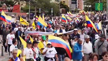 Miles protestan en Colombia contra reformas del presidente Gustavo Petro