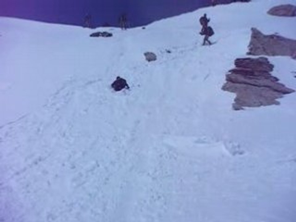 Petite chute et glissade sur le cul