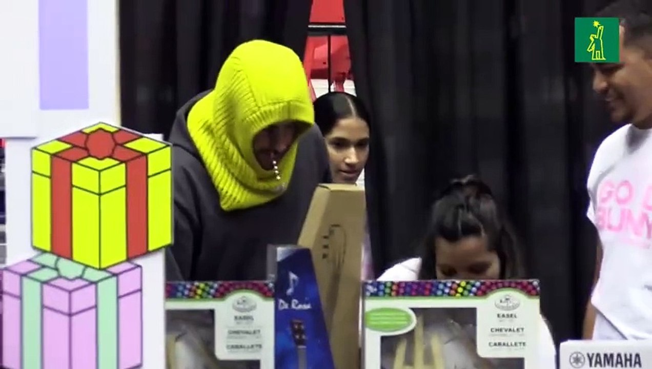 Bad Bunny reparte en Puerto Rico 25.000 regalos de arte, música y deporte