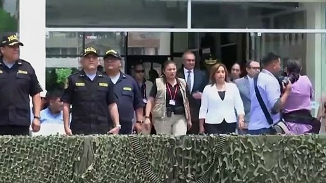 Presidenta de Perú rinde homenaje a policías asesinados en valle cocalero