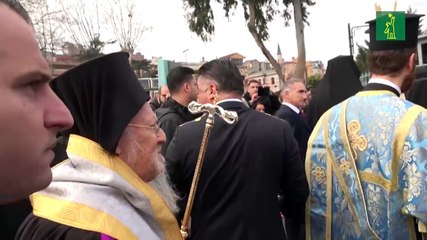 Cristianos ortodoxos se sumergen en agua helada para celebrar la epifanía
