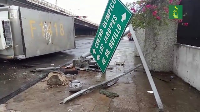 Un camión marca Daihatsu de la empresa Rica se estrelló contra la señal de tránsito ubicada en la avenida JFK con Defilló