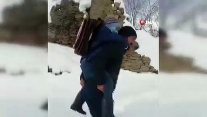 Böyle fedakarlık görülmedi! Öğrencisini sırtında taşıyor!