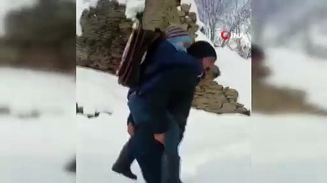 Böyle fedakarlık görülmedi! Öğrencisini sırtında taşıyor!