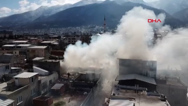 Teras kattaki daire yangında kullanılamaz hale geldi