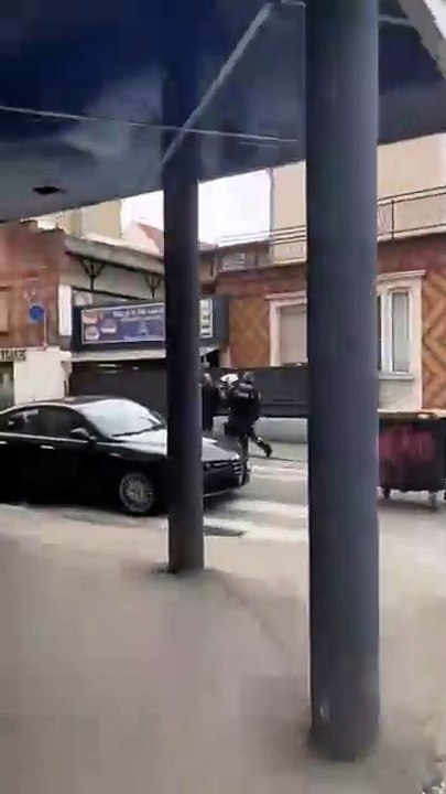 Document - Regardez le moment où, à Mulhouse, les policiers prennent en chasse et neutralisent le terroriste qui a attaqué avec un couteau plusieurs personnes