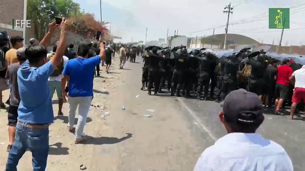 Grupo de pobladores ayuda a la Policía en el desbloqueo de una vía en el sur de Perú