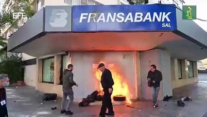 Decenas de personas queman bancos en protesta por la caída de la libra libanesa