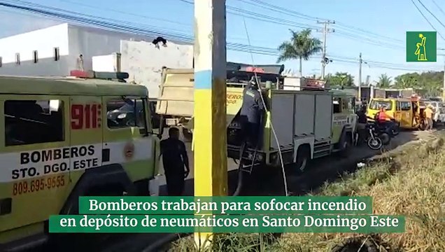 Bomberos trabajan para sofocar incendio en depósito de neumáticos en Santo Domingo Este