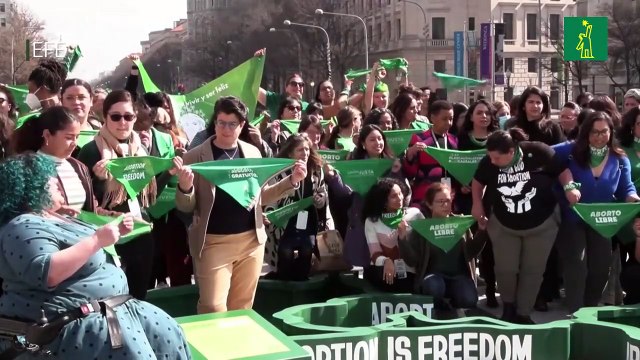 Activistas levantan pañuelos verdes como un símbolo a favor del aborto en EE.UU.