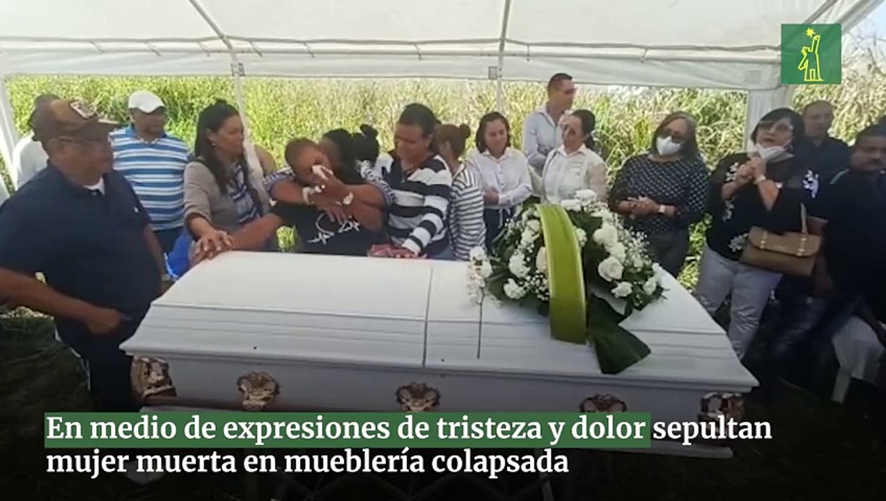 En medio de expresiones de tristeza y dolor sepultan mujer muerta en mueblería colapsada
