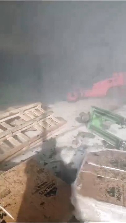 Menderes'te fabrika yangını: Çöpte çıktı fabrikaya sıçradı