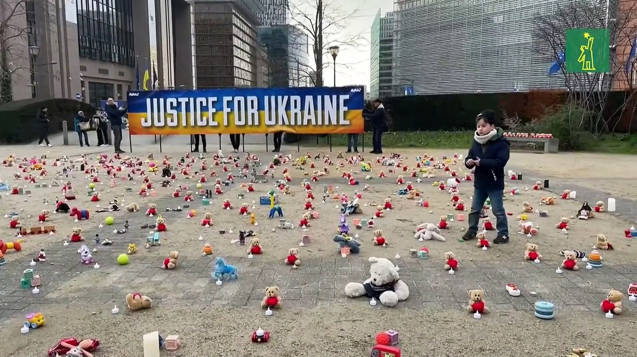 Exponen cientos de peluches en Bruselas para de...