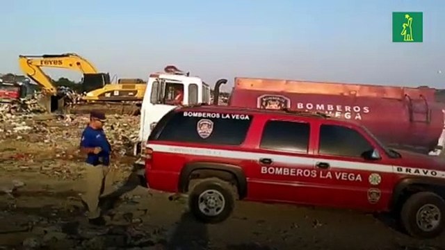 Incendio afecta vertedero de La Vega; bomberos solicitan agua para sofocarlo