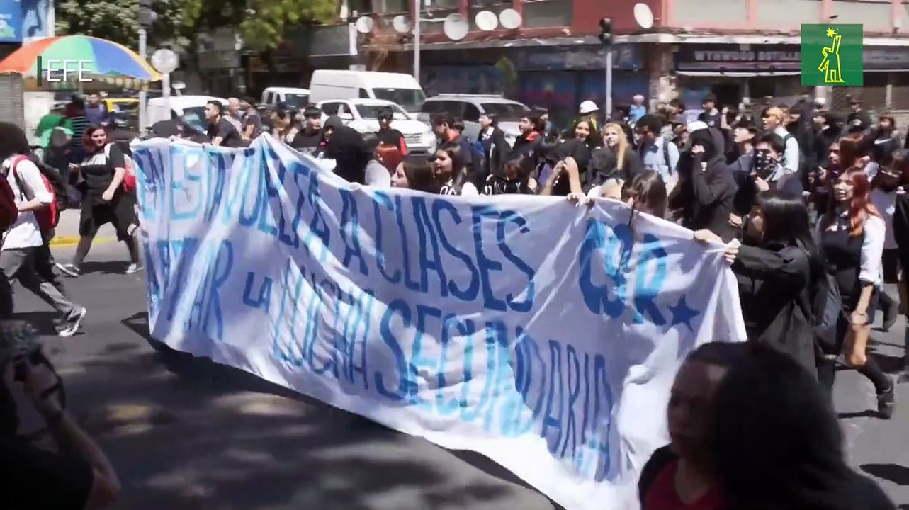 Estudiantes chilenos vuelven a "la lucha" en medio de choques con carabineros
